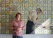 Arnhild Litlere framfor maleriet til Tor Arne Moen i NRK. Foto: Lars Arvid Oma